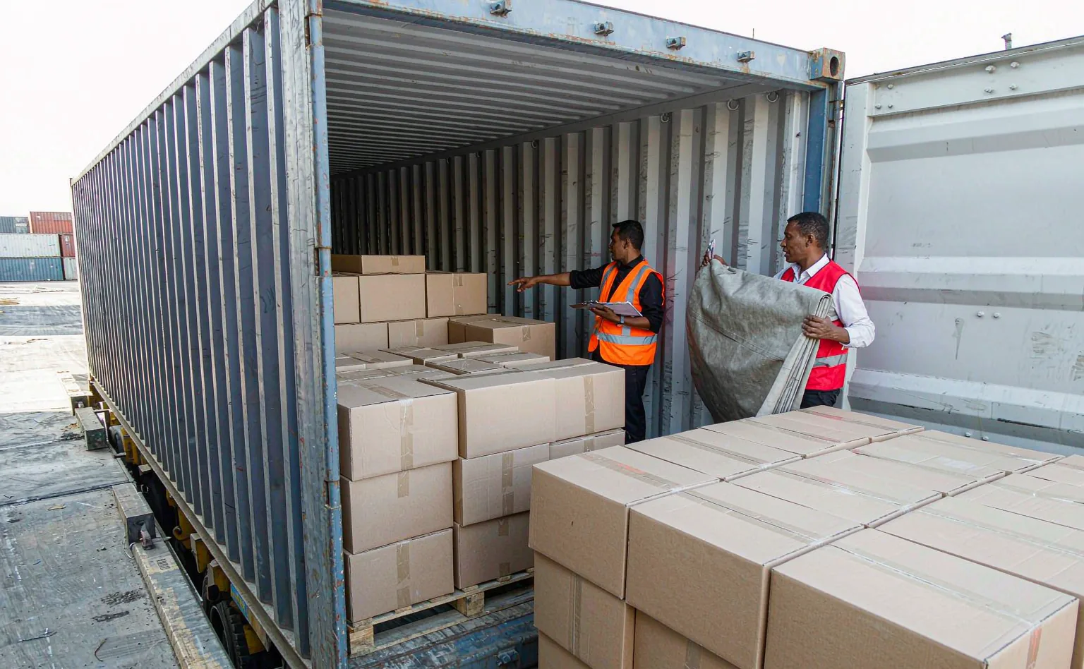 Container loading supervision for a plastic goods shipment